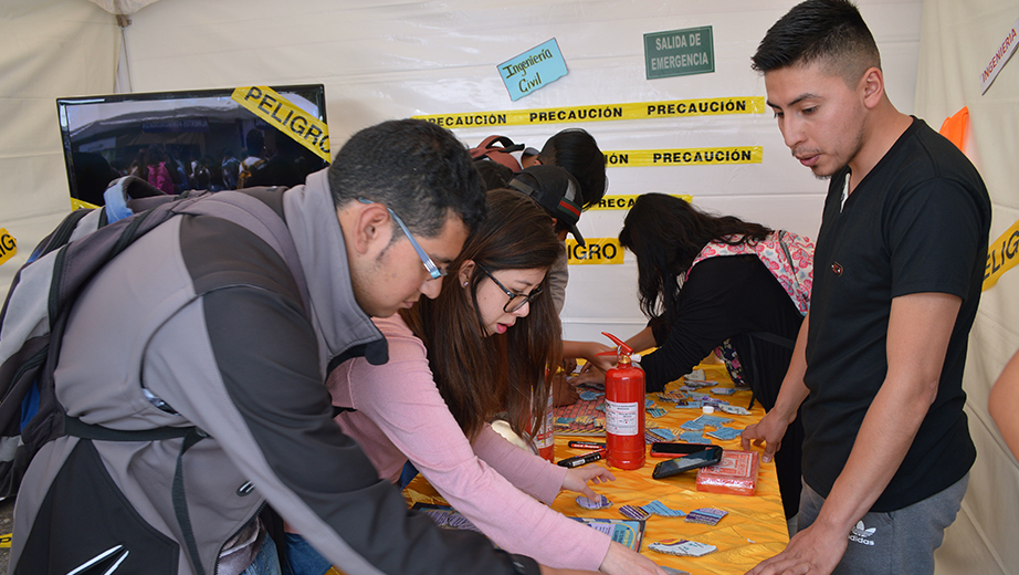 Estudiantes del campus El Girón recorren el laberinto de Ariadna