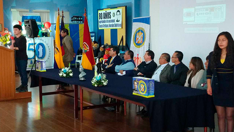 Mesa directiva que presidió el acto del lanzamiento de la revista