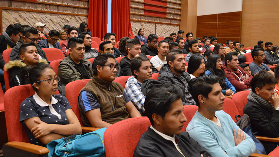 Estudiantes y docentes asistentes al ciclo de conferencias en el campus Sur de la sede Quito