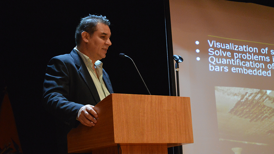 Diego Benítez, presidente de la IEEE Ecuador y docente de la Universidad San Francisco durante su conferencia