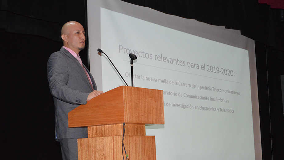 Germán Arévalo, director de la carrera de Telecomunicaciones, presidió la asamblea general de la carrera