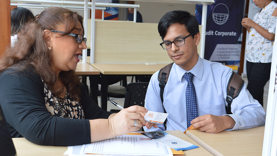 Estudiantes y ex-alumnos de la UPS entrevistándose con representantes de empresas nacionales