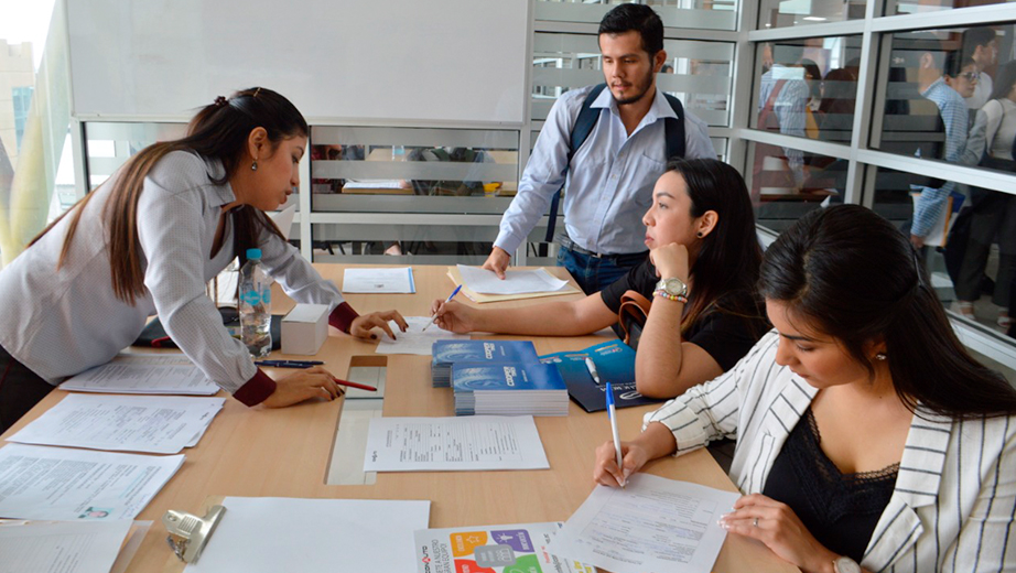 Estudiantes y ex-alumnos de la UPS entrevistándose con representantes de empresas nacionales