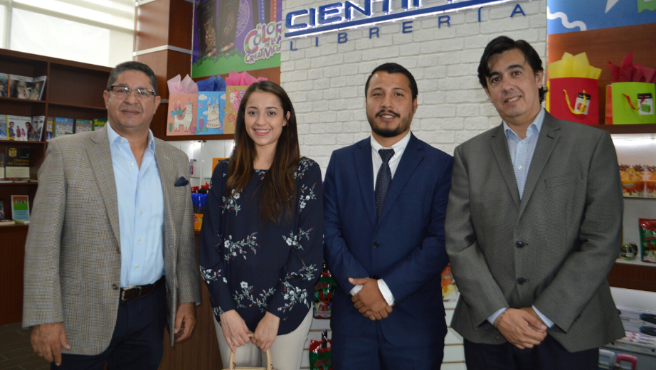 Autoridades de la UPS y la librería en la reapertura del espacio.