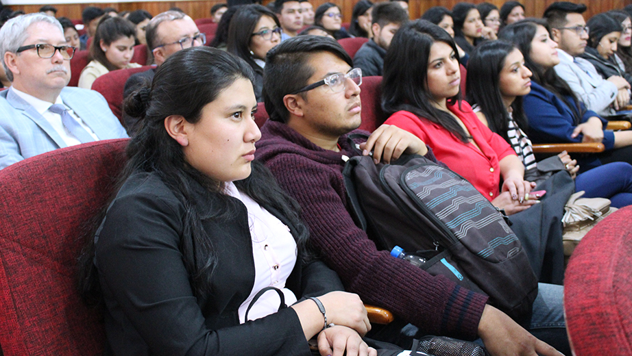 Estudiantes y docentes de las Ciencias Administrativas, auditorio Cándido Rada