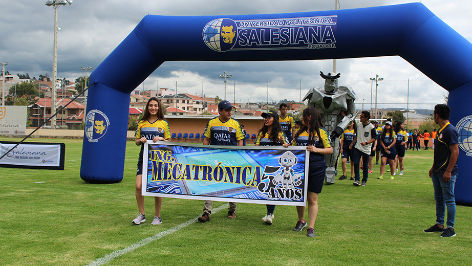 El equipo de la carrera de Mecatrónica haciendo su entrada a la inauguración de las Jornadas Deportivas