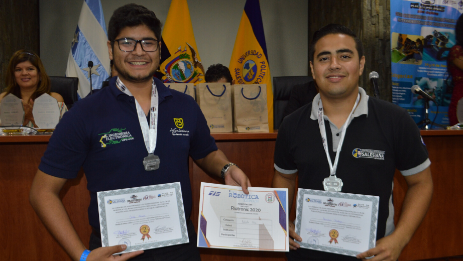 Estudiantes de la UPS sede Guayaquil reciben premios.