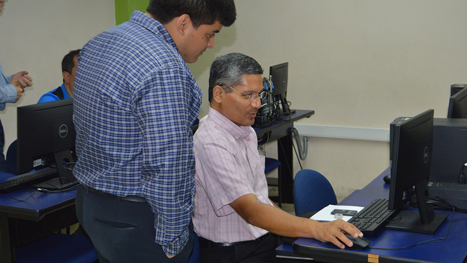 Estudiantes capacitan a personas con discapacidad.