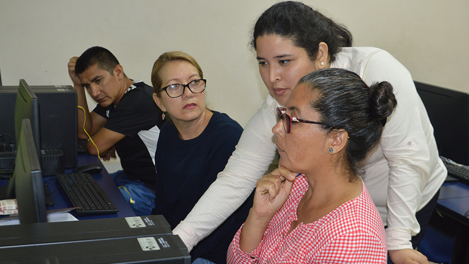 Estudiantes capacitan a personas con discapacidad.