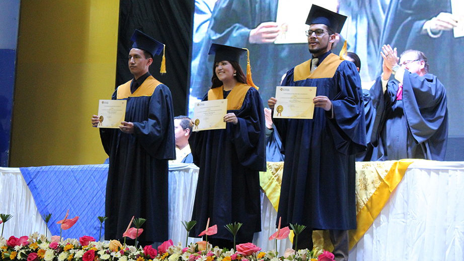 Entrega de los certificados de Asociacionismo Salesiano Universitario en la ceremonia del campus El Girón