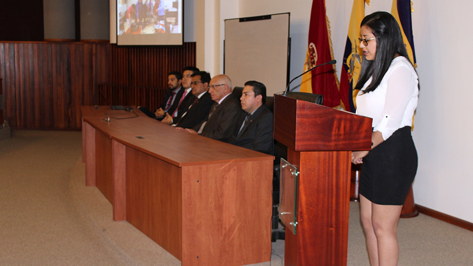 Andrea Villa, estudiante de la carrera de Telecomunicaciones durante su intervención