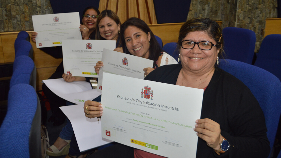 Docentes de la UPS recibieron sus certificados de participación.