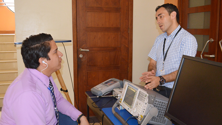 ARCOTEL en la exhibición de proyectos en las III jornadas de Telecomunicaciones