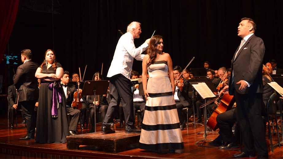 Presentación de Vanessa Freire (Soprano), el maestro János Ásc y a Xavier Rivadeneira (Tenor)