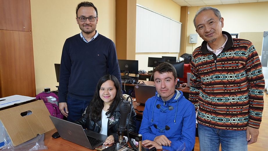 Estudiantes junto a Vladimir Robles y Shigeo Sugitani miembros de la Cátedra UNESCO