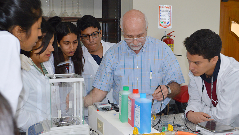 Estudiantes de Biotecnología se capacitan junto a Edgardo Sandorin de la empresa Tecnoescala