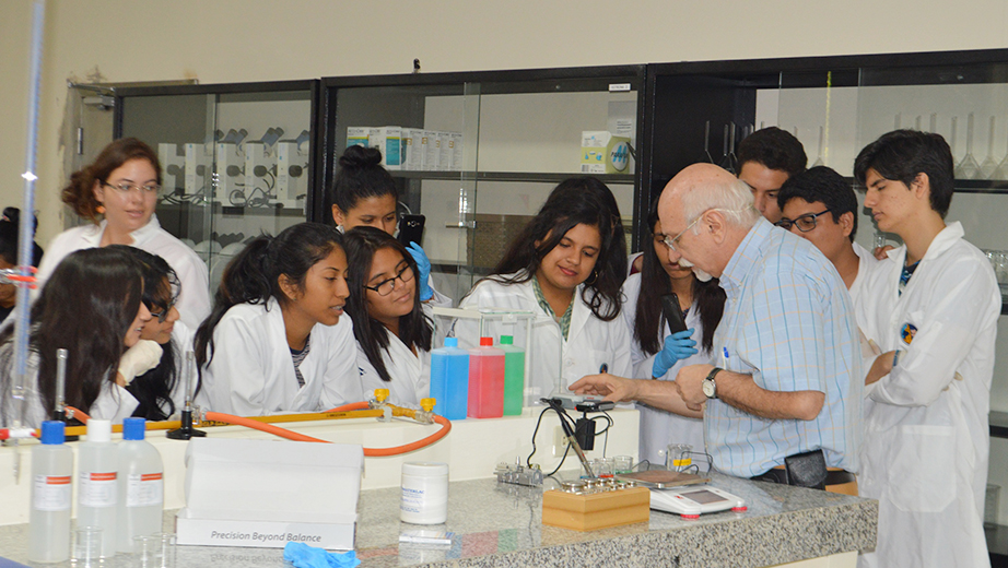 Estudiantes de Biotecnología se capacitan junto a Edgardo Sandorin de la empresa Tecnoescala