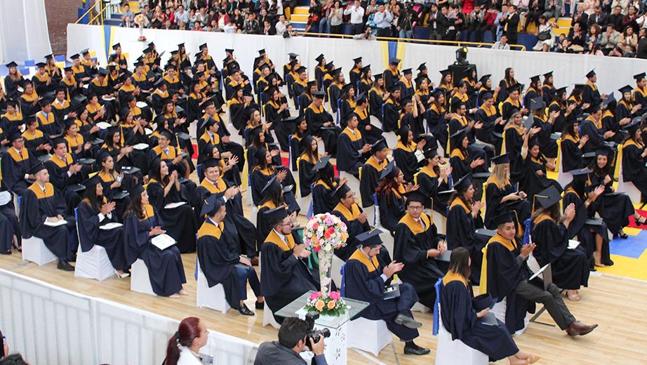 Profesionales reciben su título de tercer nivel en el coliseo del campus El Girón