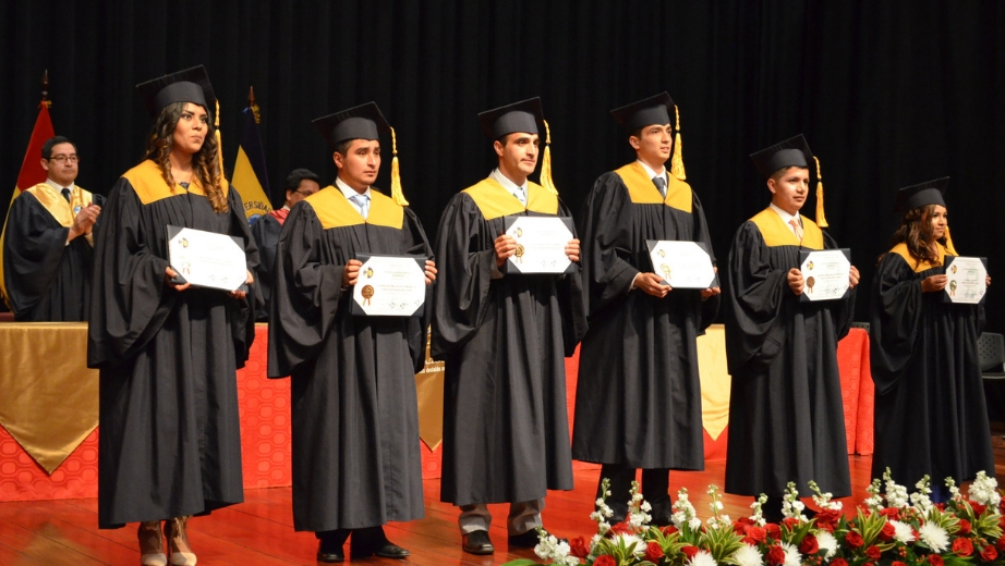 Investidura y entrega de título a los nuevos profesionales de la Sede Cuenca