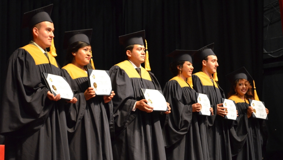 Investidura y entrega de título a los nuevos profesionales de la Sede Cuenca