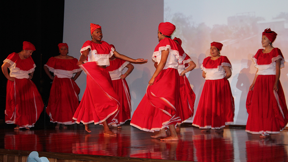 Estudiantes de Educación Inicial bailan