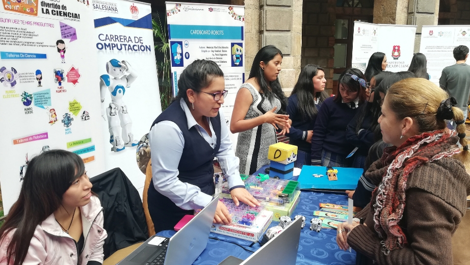 Presentación de prototipos por estudiantes de La Salesiana