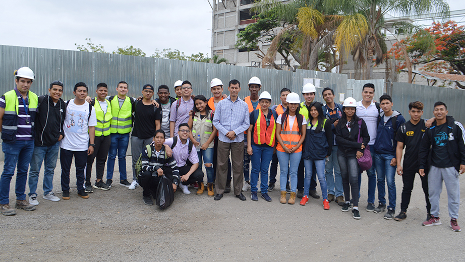 Estudiantes realizan visita técnica a edificaciones del Campus María Auxiliadora