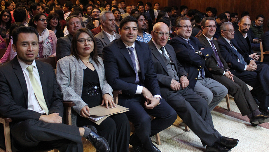 Autoridades académicas, estudiantes, profesores y graduados de las carreras de Mecánica y Eléctrica en la sesión solemne, campus Kennedy