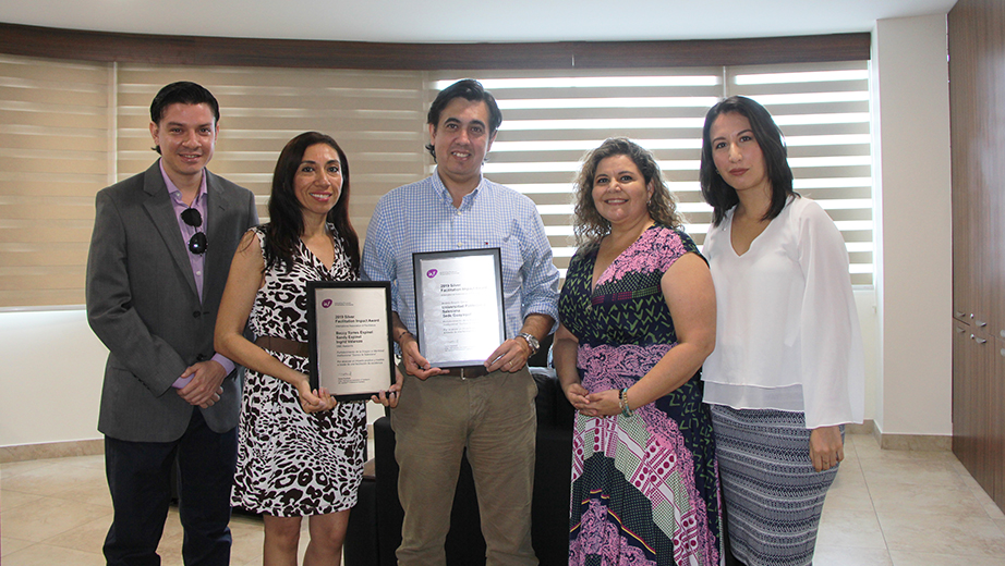 Andrés Bayolo, vicerrector de la sede Guayaquil (c) recibe el reconocimiento de parte de los representantes de D&E Asesoría