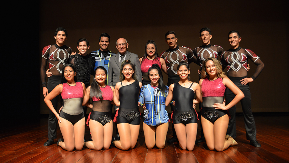 Delegación del grupo de danza moderna de la sede Guayaquil junto al P. Javier Herrán
