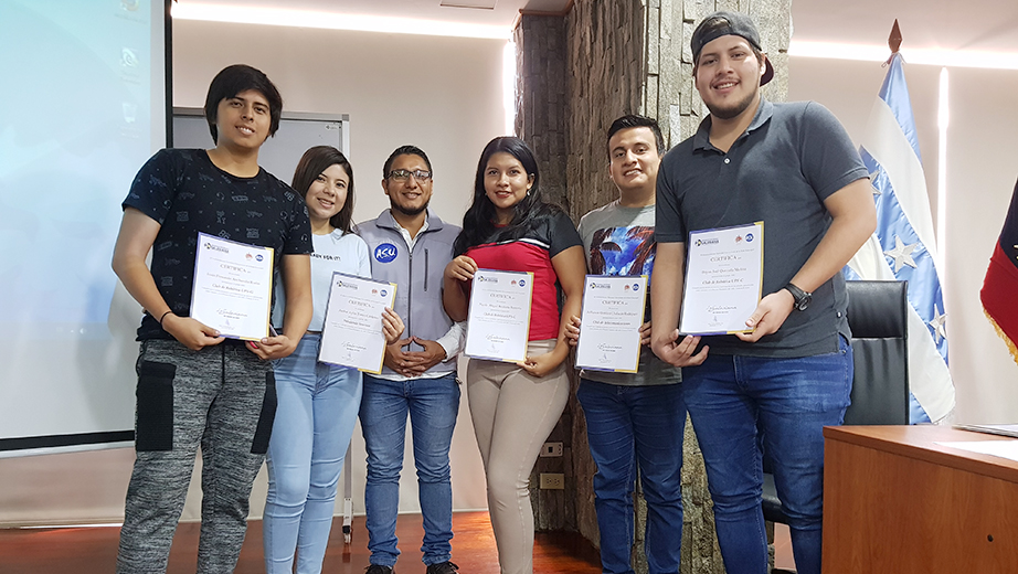 Miembros del Grupo ASU del Club de Robótica reciben su certificado de formación ASU