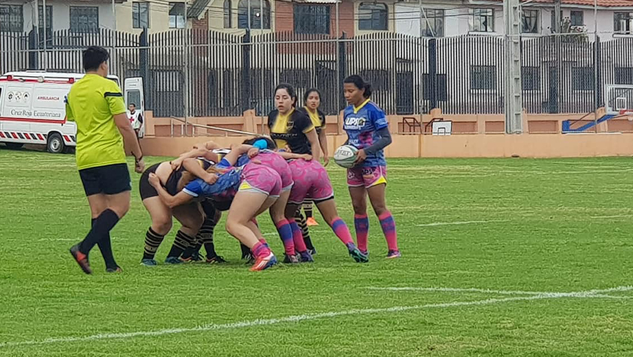 Jugadoras en la disputa de uno de los partidos del campeonato