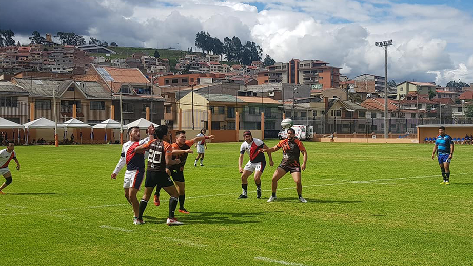 Jugadoras en la disputa de uno de los partidos del campeonato