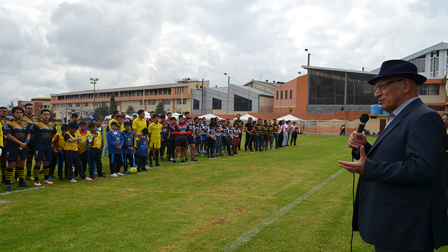 P. Javier Herrán dando la bienvenida a todas las delegaciones deportivas en la VIII Copa Don Bosco