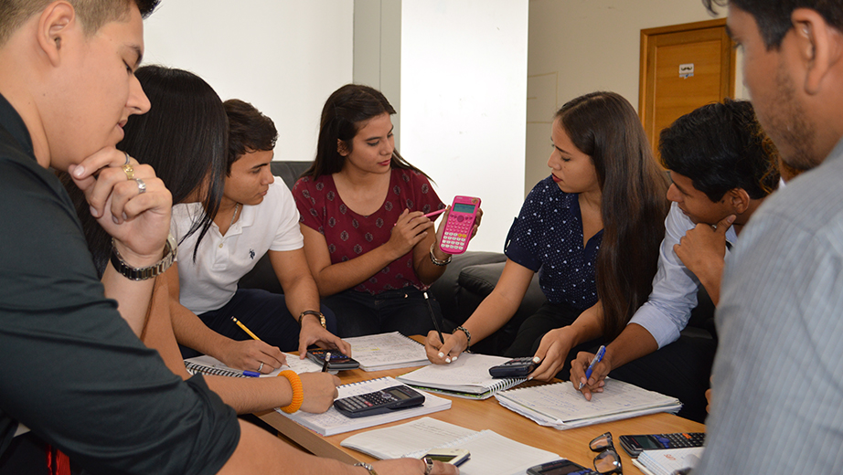 Estudiantes de la sede Guayaquil preparan las actividades de estudio