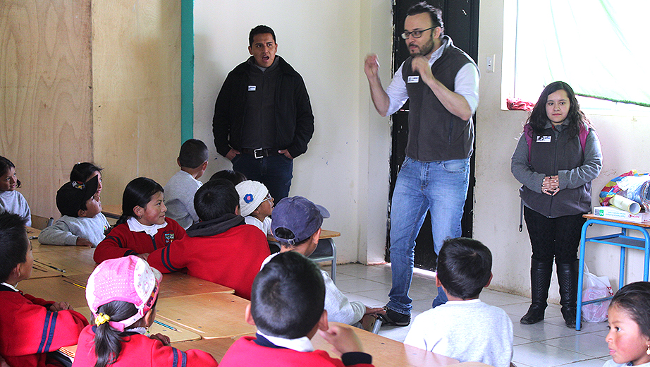 Vladimir Robles junto a niños y niñas del establecimiento educativo en la comunidad de Huayrapungo provincia del Cañar