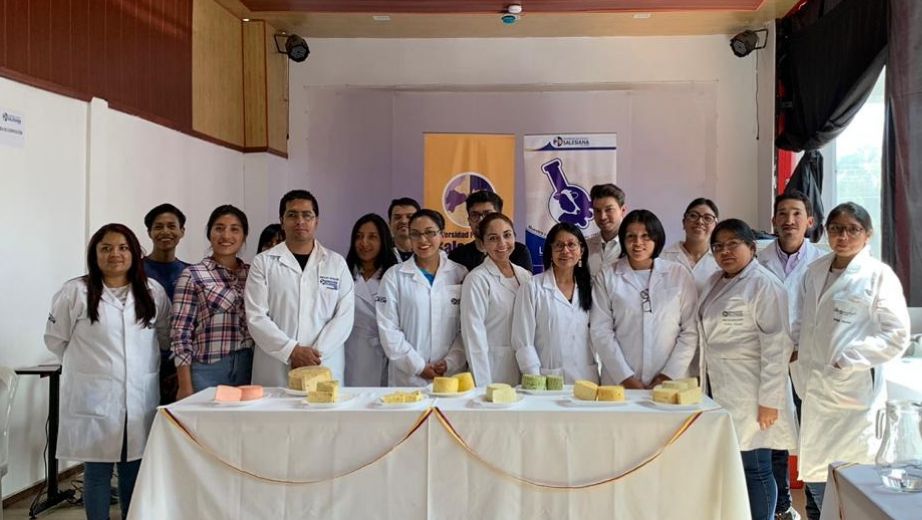 Participantes del taller de catación de quesos en la V Feria Nacional del Queso.