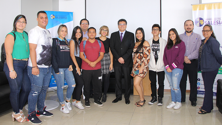 Estudiantes junto a Luis Duval (c) durante el conversatorio 