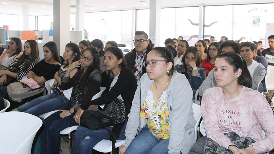 Estudiantes y profesores asistentes al conversatorio