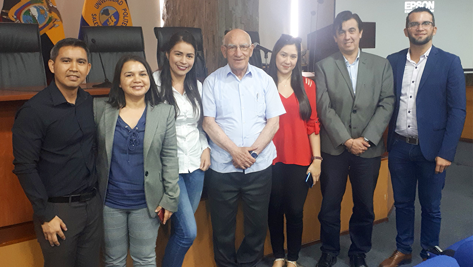 Estudiantes y autoridades en la proyección del documental