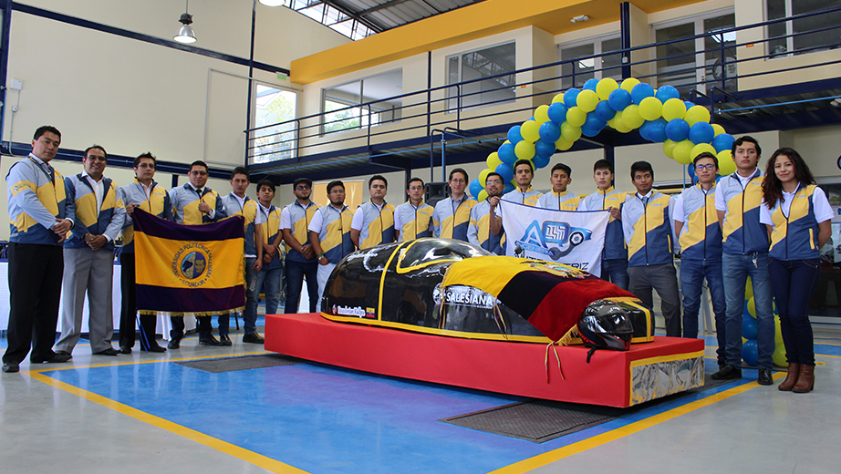 Equipo de Ingeniería Automotriz durante la presentación