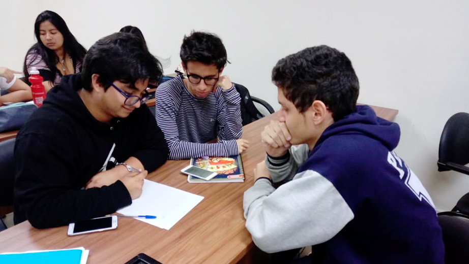 Estudiantes reciben tutorías por parte de sus compañeros