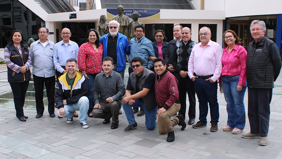 Representantes de IUS América que asisten al encuentro de los responsables de la pastoral de las instituciones salesianas de educación superior en la Plaza Don Bosco de la sede Quito