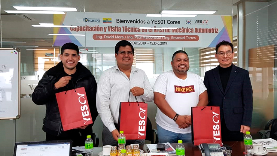 Emanuel Torres, David Mora y Paul Maldonado De La Rosa junto al presidente de la empresa YES01, Young-Jong Park