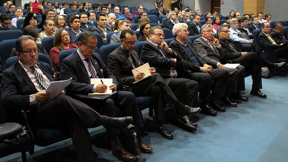 Autoridades académicas en la inuaguración de las VIII conferencias IUS América, Aula Magna, campus El Girón