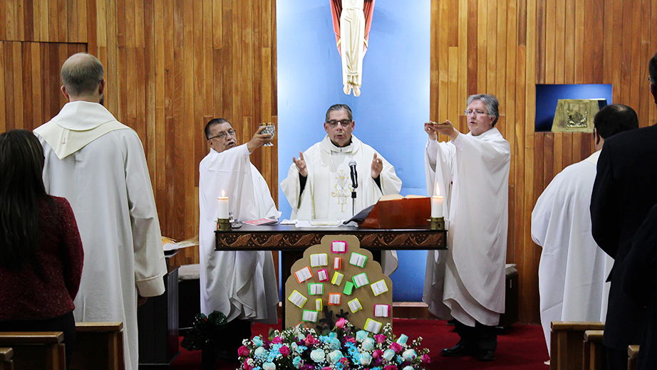 Eucaristía celebrada por el Monseñor Alfredo Espinoza, Arzobispo de Quito, capilla Universitaria