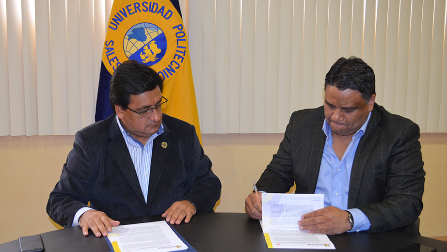 (De izq.) César Vásquez y José Arévalo durante la firma del convenio