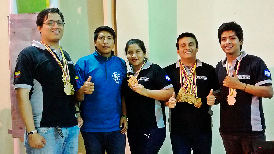 Integrantes del club de robótica de la sede Guayaquil