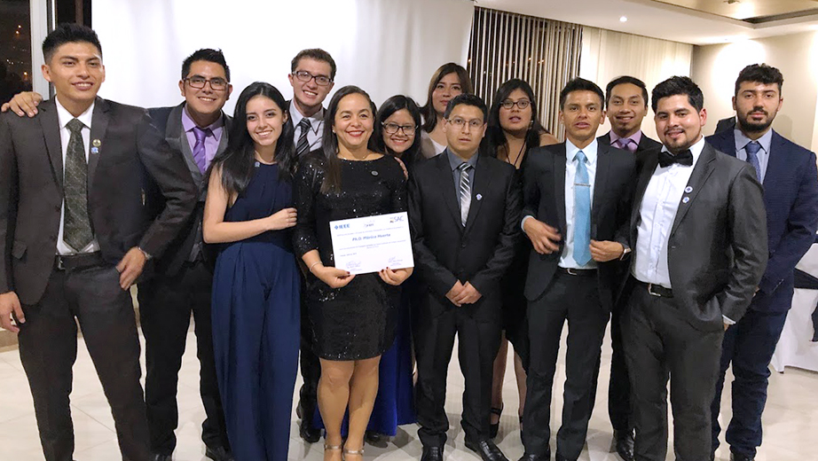 Mónica Huerta (c) junto los estudiantes de la IEEE sede Cuenca