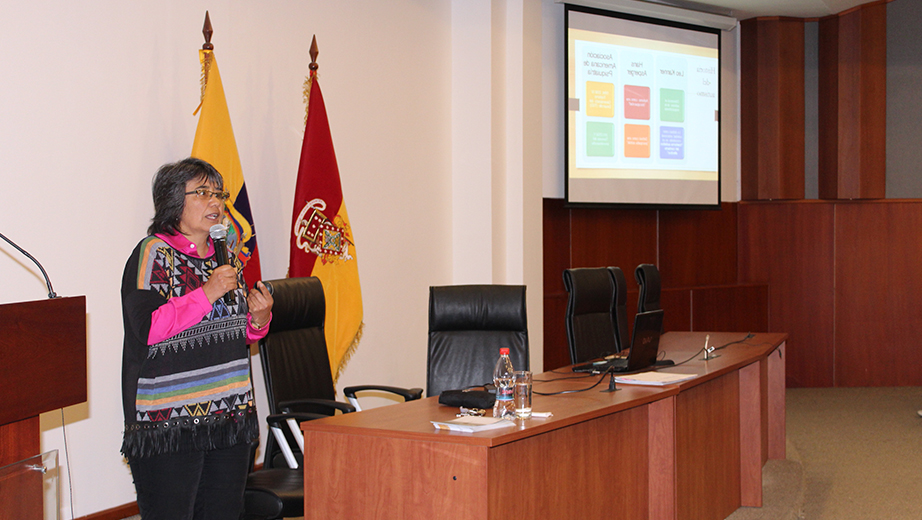 La Dra. Catalina López durante su ponencia